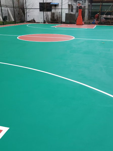 黄浦 球场长期使用易出现地面开裂